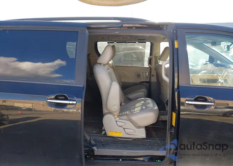 2013 Toyota Sienna Xle V6 8 Passenger z USA, uszkodzony, nr VIN 5TDYK3DC3DS361972